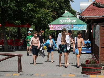 A Duna túloldaláról is érkeznek kerékpáros turisták a Szelidi-tóra