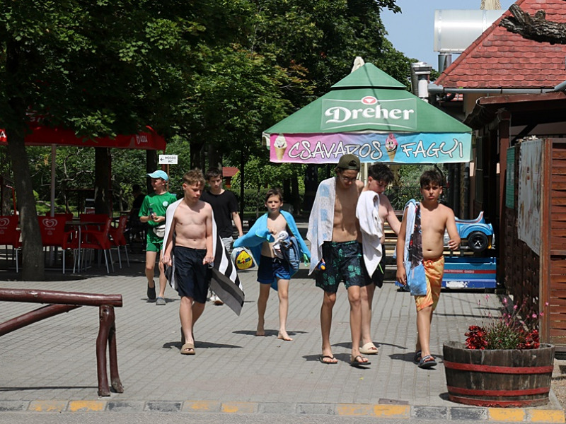 A Duna túloldaláról is érkeznek kerékpáros turisták a Szelidi-tóra