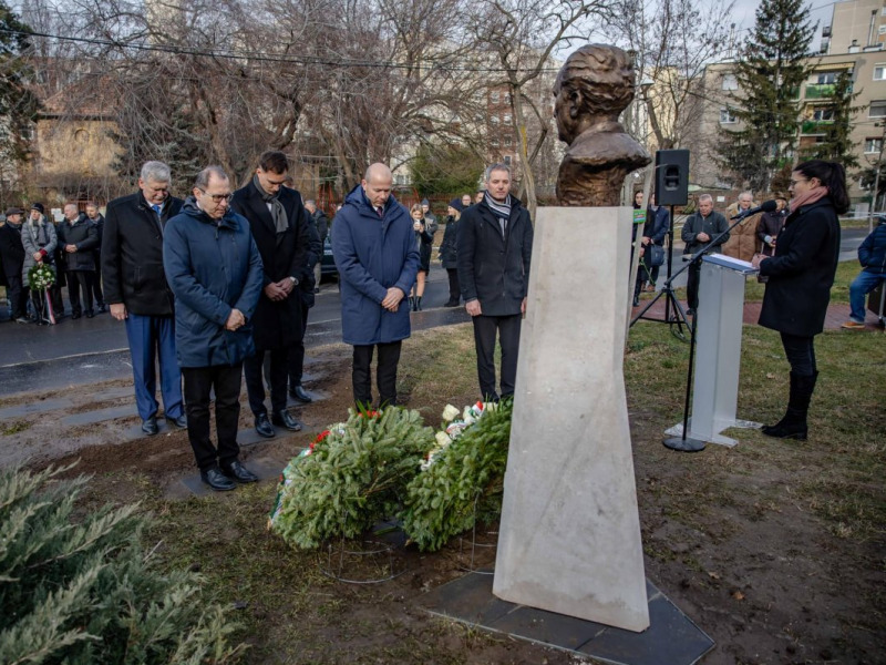 Szobrot állítottak Csepelen egy kalocsainak! – A 106 éve született művészről emlékparkot is elneveztek a XXI. kerületben