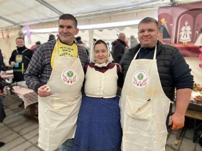 A Kalocsai népművészet értékeit vitte Hartára a Belvárosi Gyógyszertár csapata – IX. Kolbásztöltő Fesztivál a sváb hagyományok jegyében