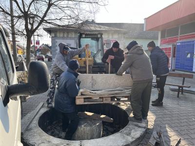 Minden, amit a piactéri szoborbontásról tudni lehet – Szinte mindenki mindekinek „üzent”, hatalmas nyilatkozatháború tört ki Kalocsán